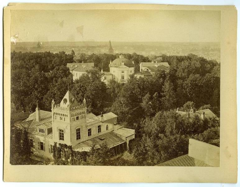 View from the Tower of the Tartu Mary Church towards Toomemäe: in front of Pepler 4 (with a newness-style tower), behind the old anatomy, the tower of the Jaan Church. Ca 1880-1900.
