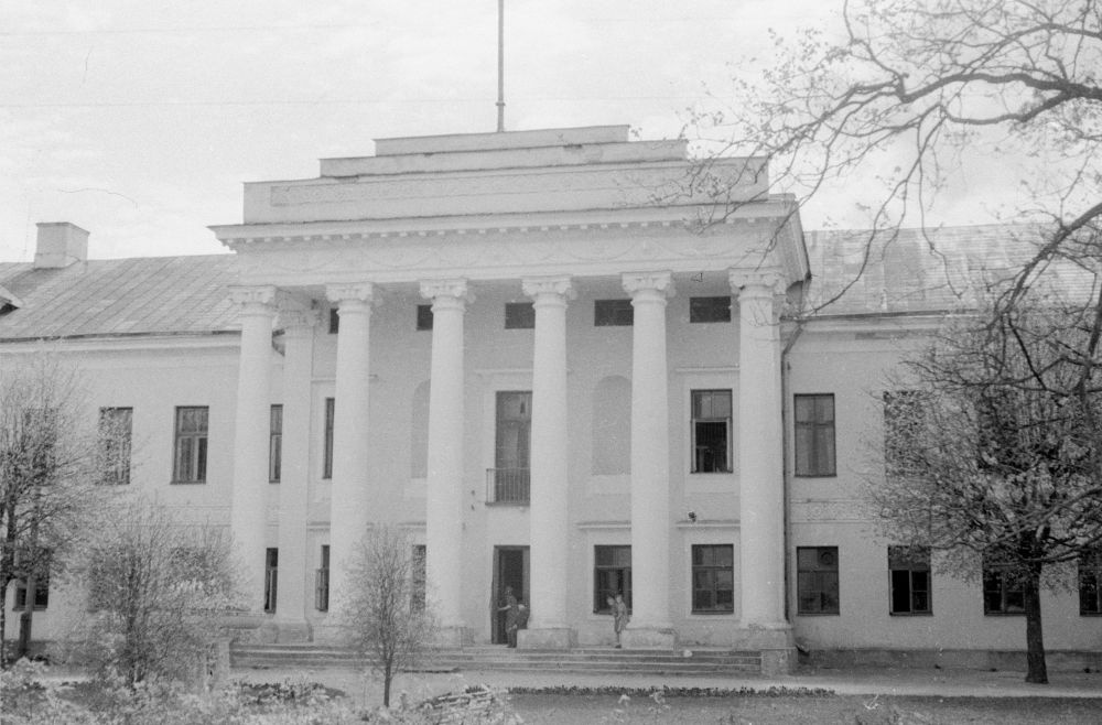 Main building of the Riisipere Manor, front view.