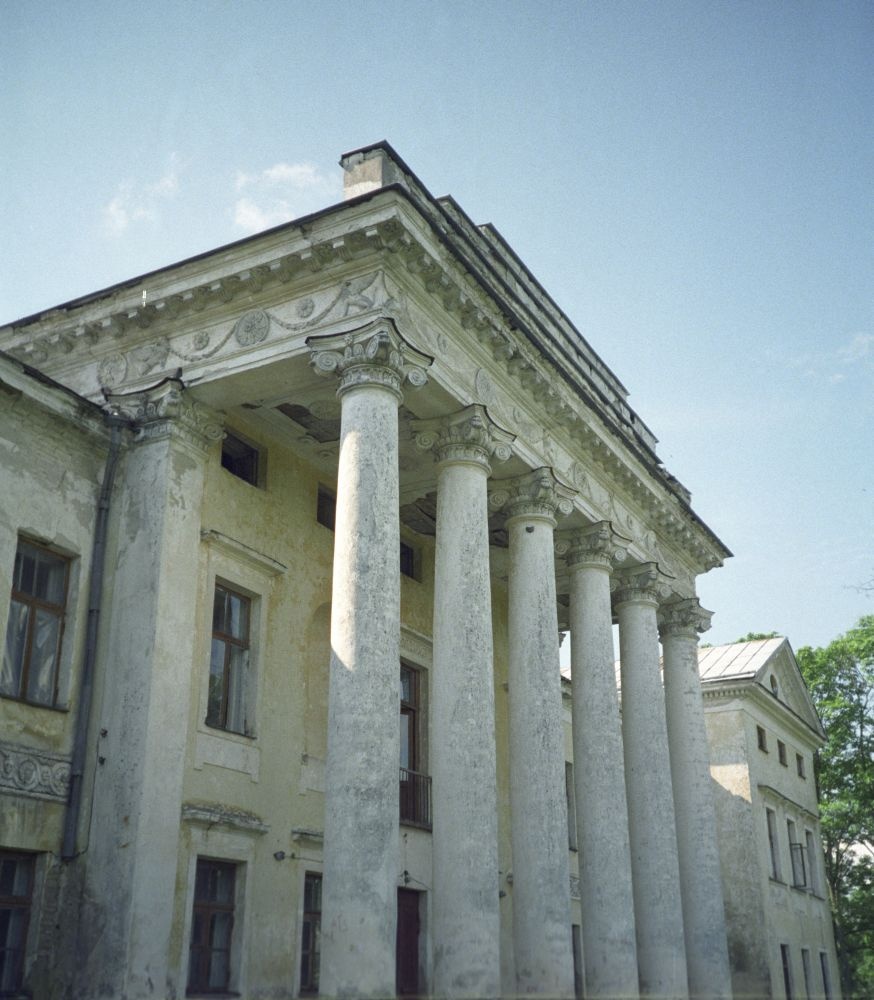New-riisipere Manor in the front page of the gentleman house