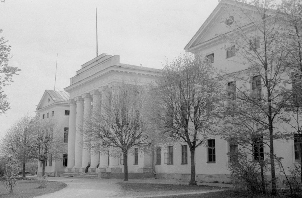 The main building of the manor of Riisipere, view on the front.