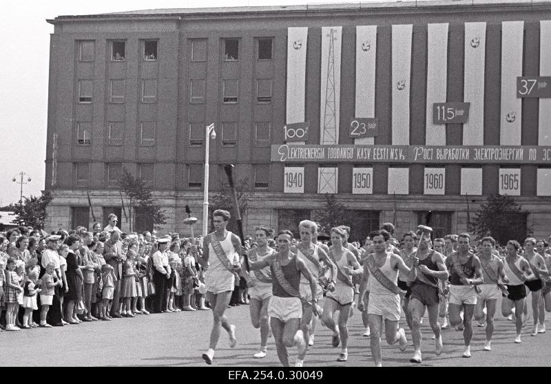 The conscious runners on the way to the song square.