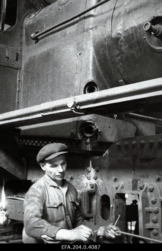 Mõisaküla locomotive shop frontier a. Viires is working.