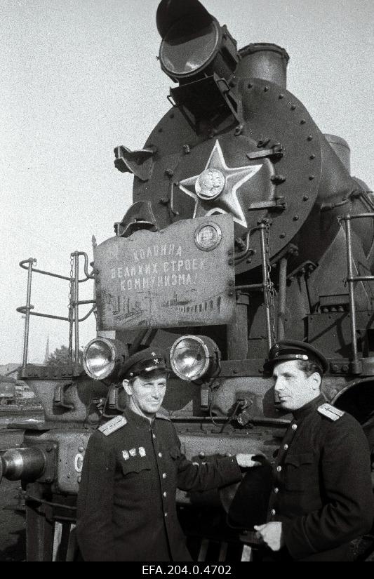 A. Parika and p. Golovko are the front of the socialist competition of the Tallinn Railway Neck.