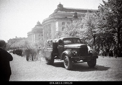 August Jakobson’s funeral visit to the Estonian Theatre.  similar photo