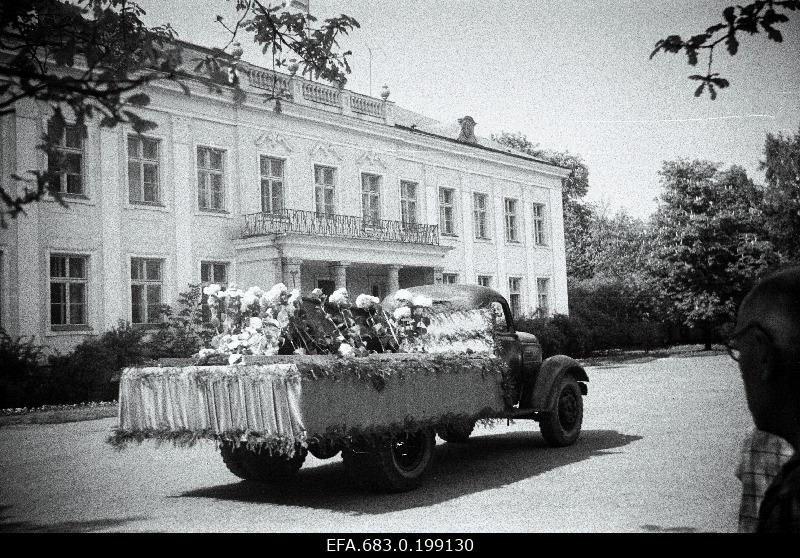 A funeral tour of the author and state figure August Jakobson in front of the Presidium building of the Supreme Soviet of Estonia in Kadrior.