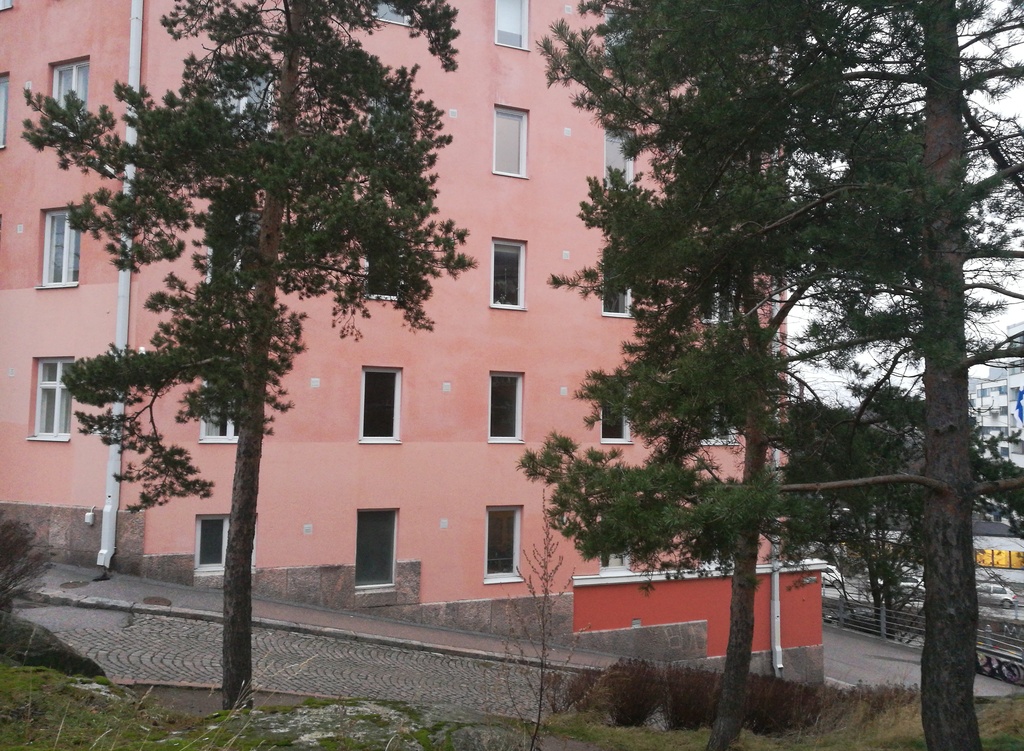 Lottia ryhmäkuvassa Katri Valan puiston kallioilla. Taustalla on Vilhonvuorenkuja 20. rephoto