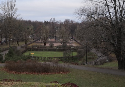 Näkymä Topeliuksen puistoon Töölön kirkon mäeltä. Taustalla keskellä näkyvät Humalistonkatu 9-13 rakennukset, oikealla Topeliuksenkatu 7-15. rephoto