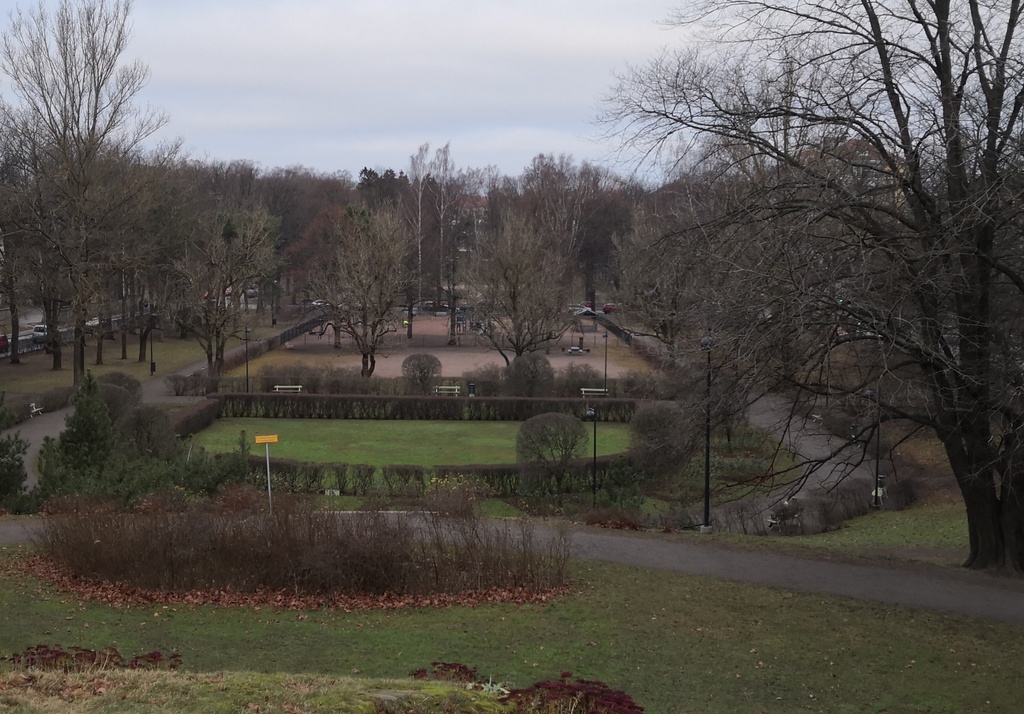Näkymä Topeliuksen puistoon Töölön kirkon mäeltä. Taustalla keskellä näkyvät Humalistonkatu 9-13 rakennukset, oikealla Topeliuksenkatu 7-15. rephoto