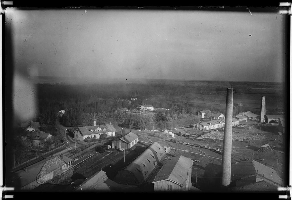 Kunda. View of the office building, depart and Kivikuri. In front of the boiler's corners. Tamala's so-called director manor (the shadow of the trees remains).