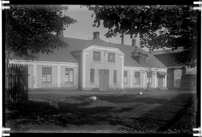 Kunda sauna building. The left door became the so-called German sauna, was intended for officials. There was a dressing room, a washing room and a baker room. In addition to the pink, there were two baths and two showers and bleached sauna baths in the bathroom. The right door became a so-called large sauna for ordinary people. On the back of the sauna there were washing kitchens. On the second floor a saunaman lived with his family.  similar photo