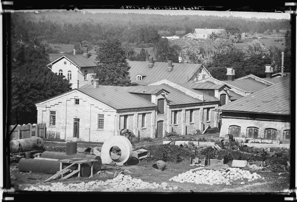 Kunda factory. In the back of the directory and in the forefront of the warehouse or the garden from the side of the hoof.