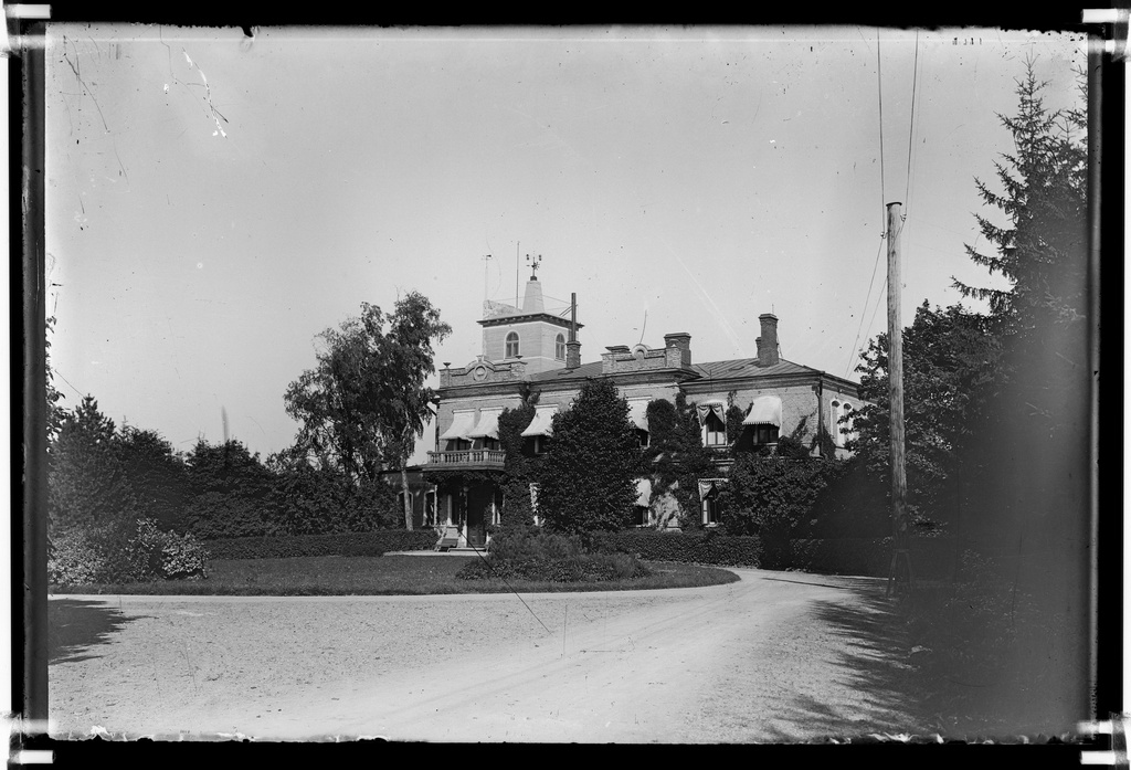 External view of Kunda, the shelter of the director of Kunda Cemendi factory, on the roof the shelter. Today's Kunda City Club.