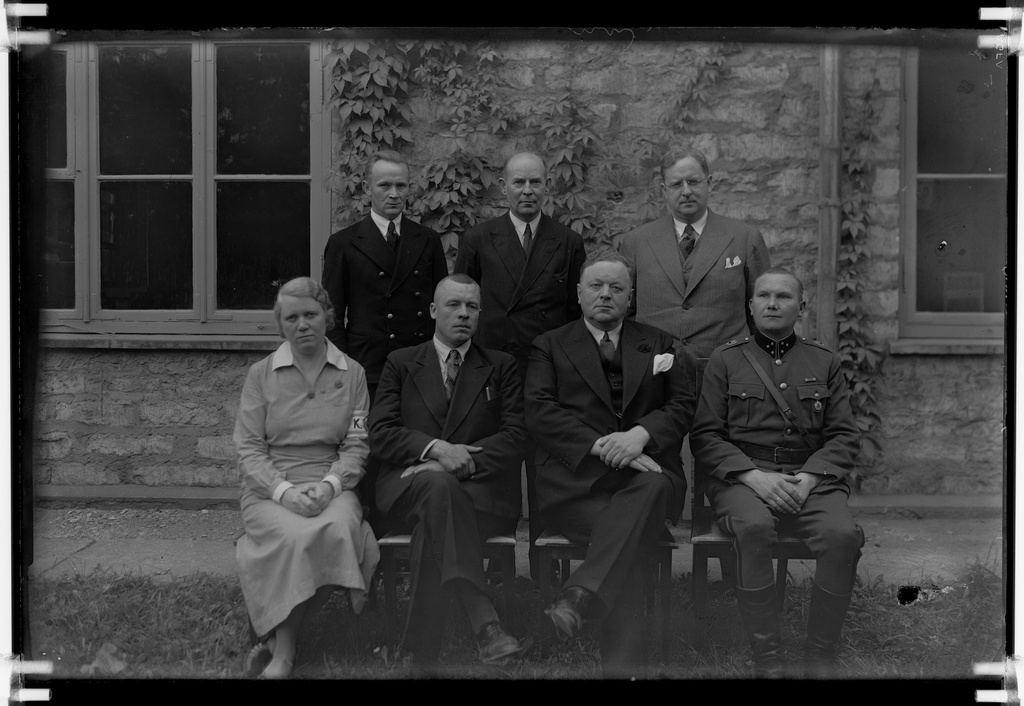 Kunda factory. Groupportree (6 men, 1 woman)