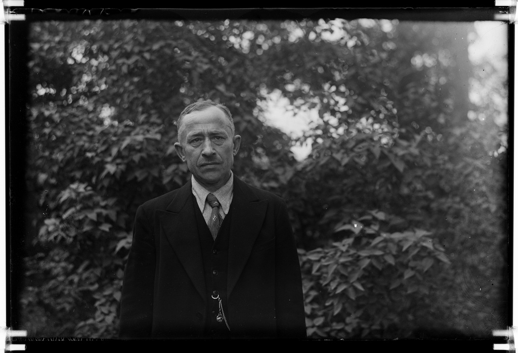 Priido Maadik, the third class medal of the Estonian Red Cross (1938). Honorary worker at the Kunda factory. Received a clock named “Port-Kunda” from the Company.