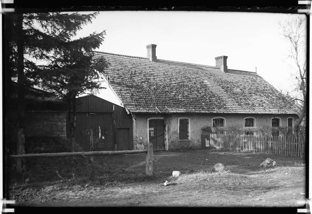 Kunda. Today, the school house destroyed on the street of the National House resisted(?) In the 1950s there was a cooperative warehouse and a icekelder. The ice was harvested from the river near the pumphouse in winter, they were kept packed under the sawdust.