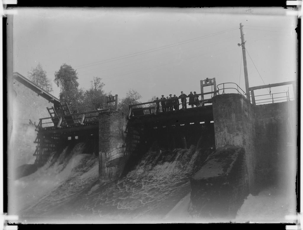 The oak of the Kunda hydroelectric power plant (Jõe 21). See the gate and winches to lift the gate.