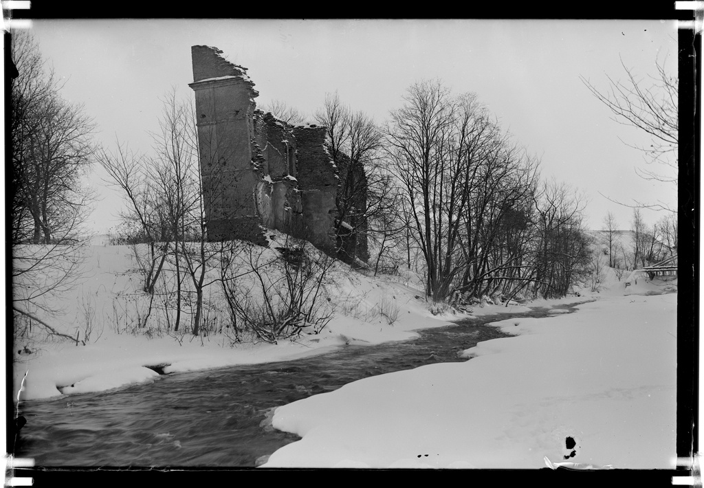 Winter river Kunda. On the right manor mill oak