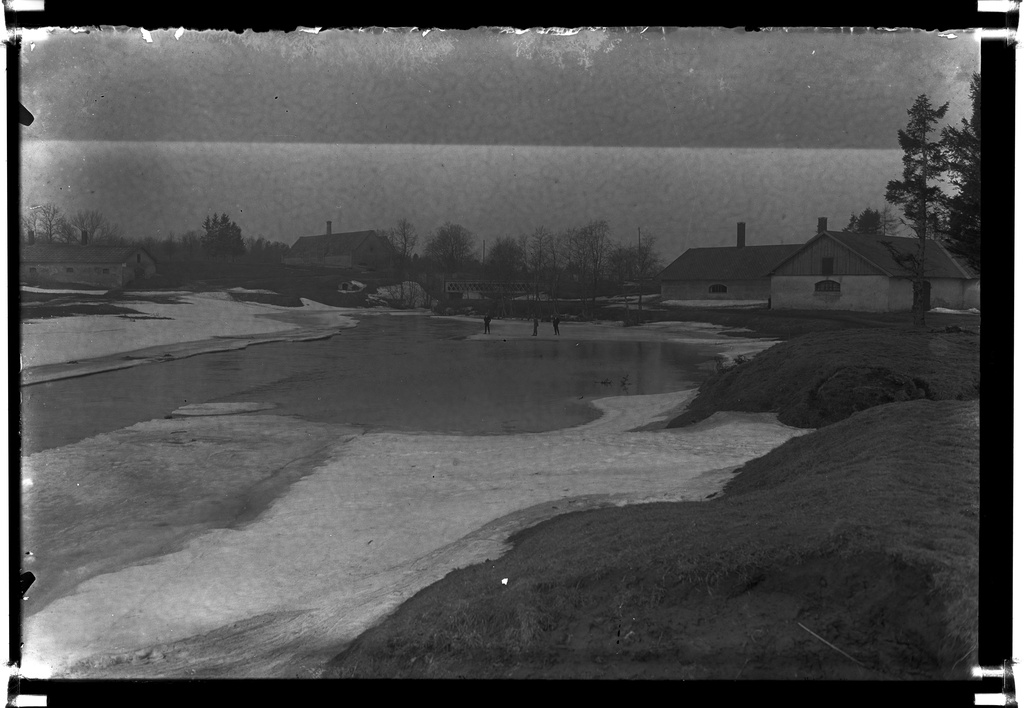 Kunda Manor. Partly covered with ice river