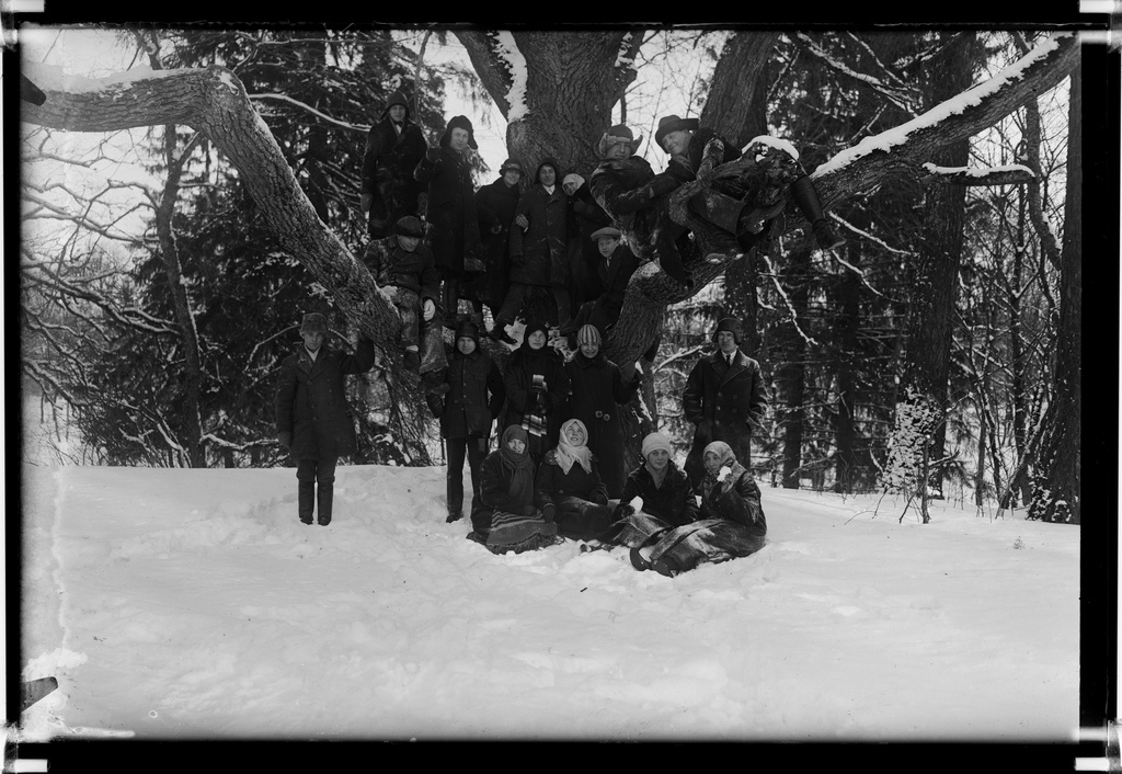 Kunda. People in front of the tree and in the wooden cakes. Tree still in front of the current club?