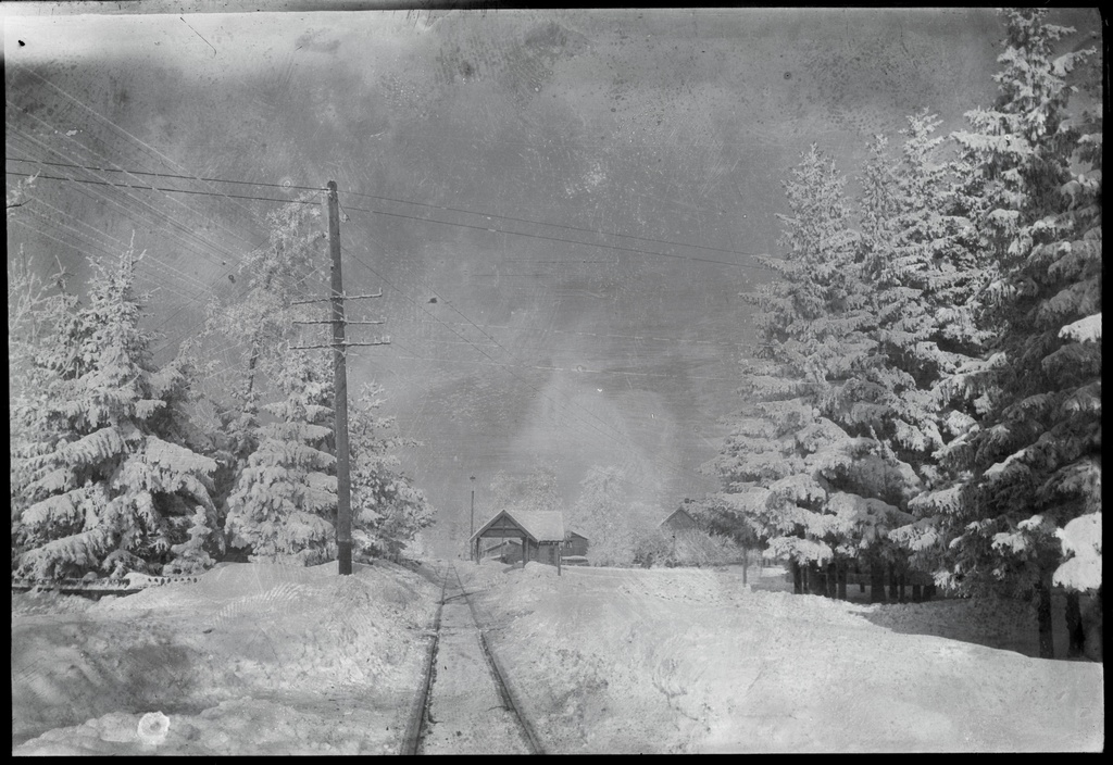 The railway is heading to the port of Kunda, a factory building that was located between today's New-Sada road and the Mere Street, where the Tammiku track extends to the Mere Street. A house away from the railway Mere 3
