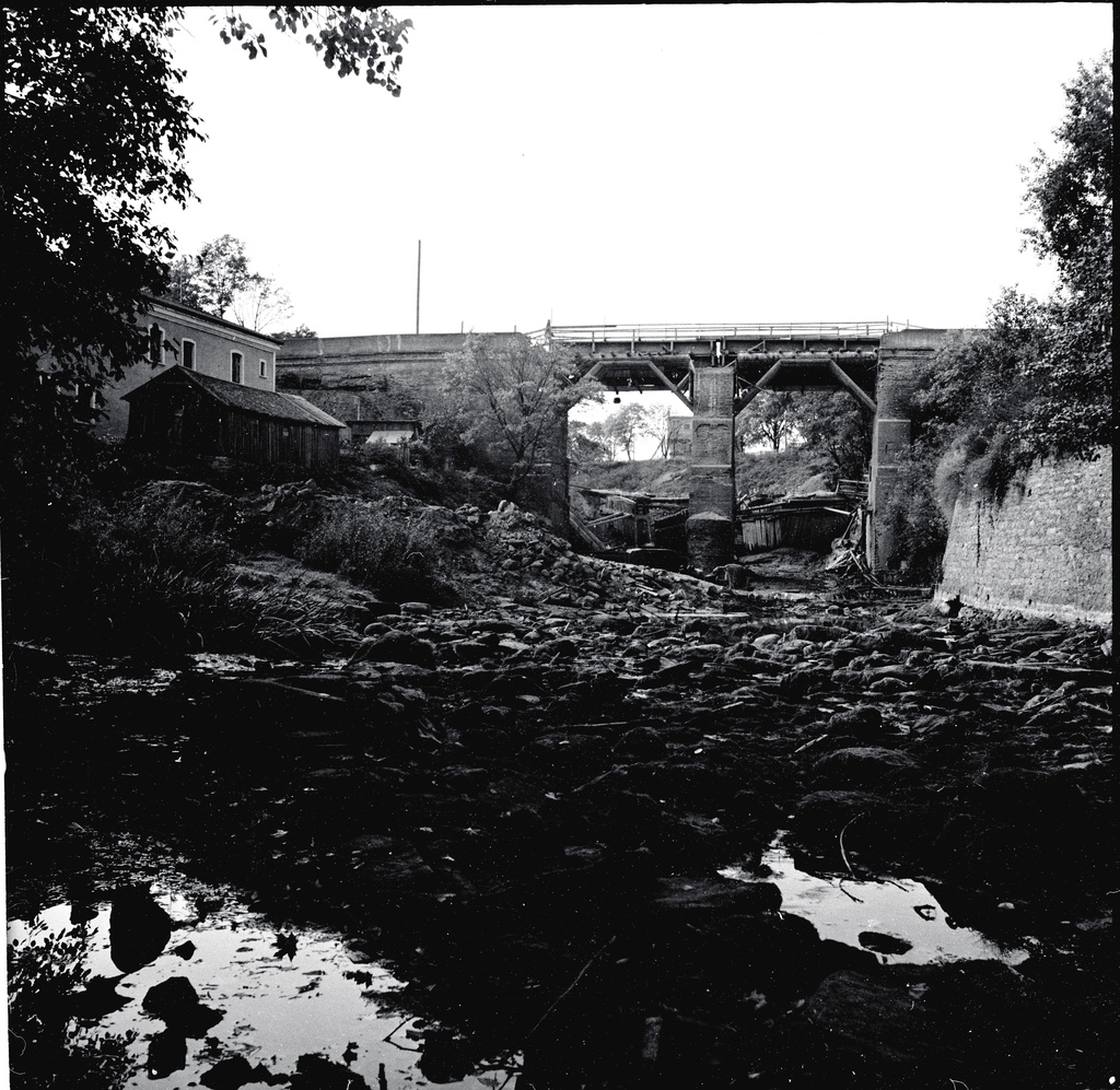 Kunda. Reconstruction of the bridge in the 1960s. The water is directed to the mill tunnel. In addition to expanding the bridge, the oak was also renewed.