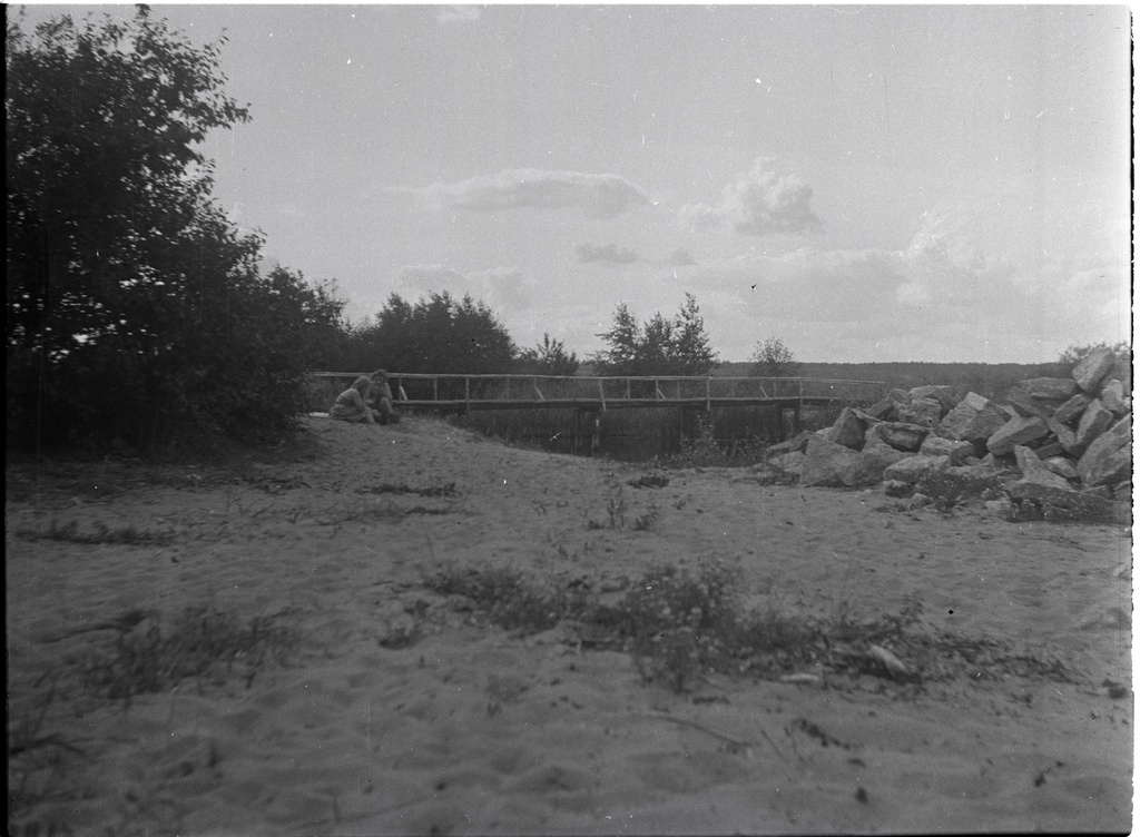 Probably the bridge was on the mouth of the river Kunda beach.