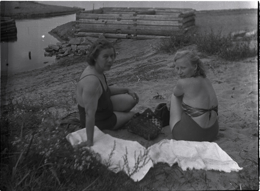Two sunny women on the beach of Kunda?