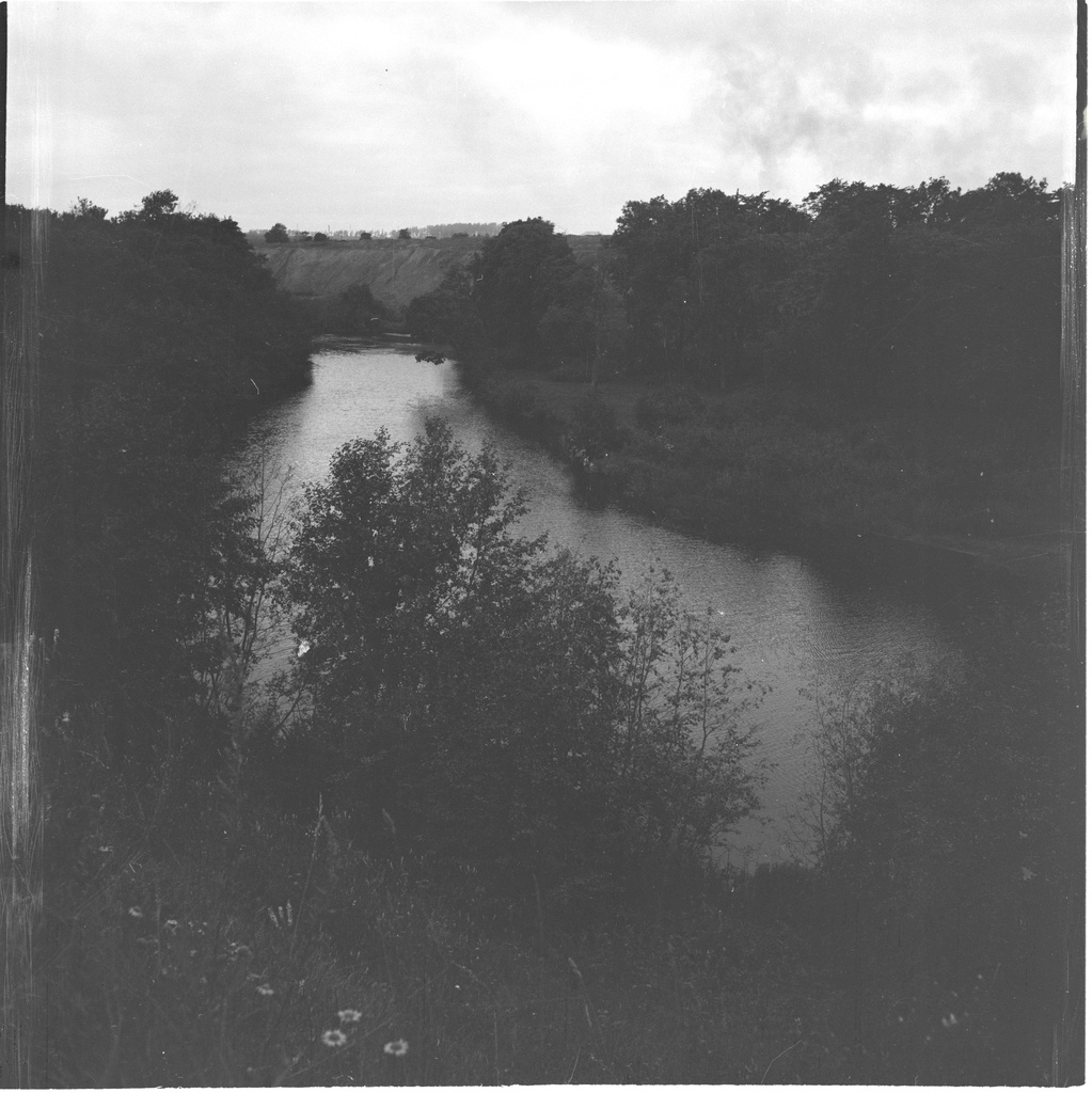 Oasis. Pictured from the opposite shore of the river was upstream. The people of Takuküla and the Stone Houses visited the right square to sunbath and swim in the river (Borudine's swims were mainly at the pumphouse). The tall is elevated in the sandy rock, on which there is currently a railway bam, extending to the first-step bamboo. In this sandy beach, the shores of the beach were nested.