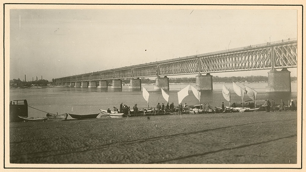 [bridge over the Dnieper River in Yekaterinoslav]