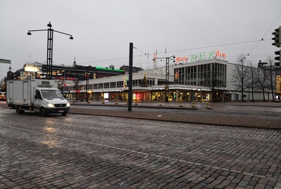 Lasipalatsi, Heikinkatu 28 (Mannerheimintie 22-24) iltavalaistuksessa. Etualalla Bio Rex ja HOK. Joulukoristelua. Rakennuksen piirtäneet Kokko, Revell ja Riihimäki, valmistunut 1936. rephoto