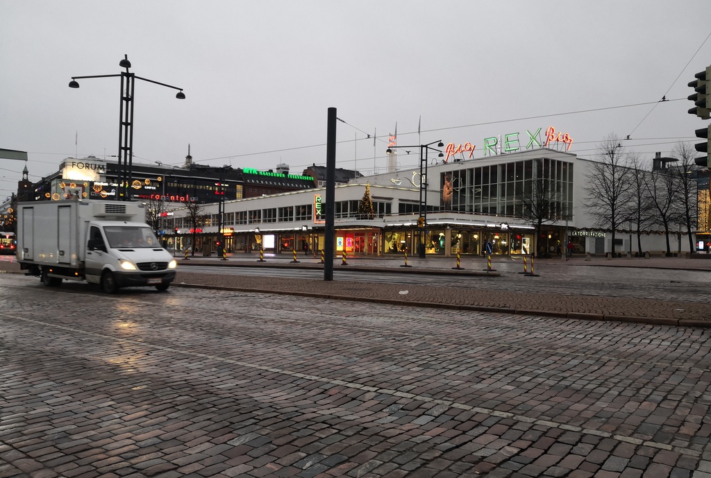 Lasipalatsi, Heikinkatu 28 (Mannerheimintie 22-24) iltavalaistuksessa. Etualalla Bio Rex ja HOK. Joulukoristelua. Rakennuksen piirtäneet Kokko, Revell ja Riihimäki, valmistunut 1936. rephoto