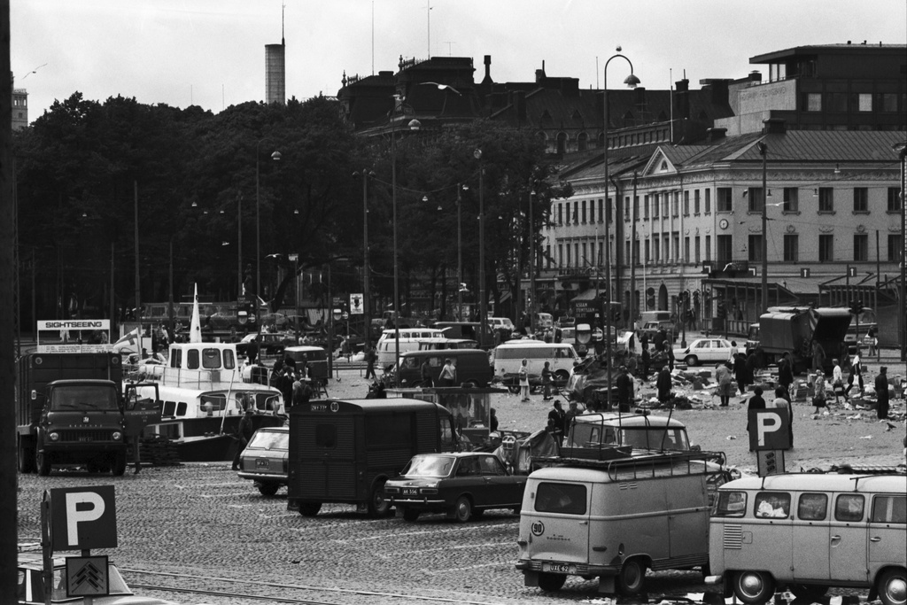 Kauppatori. Kauppatoria sulkemisaikaan Suomenlinnan lautalta kuvattuna. Näkymä Unioninkadun suuntaan.