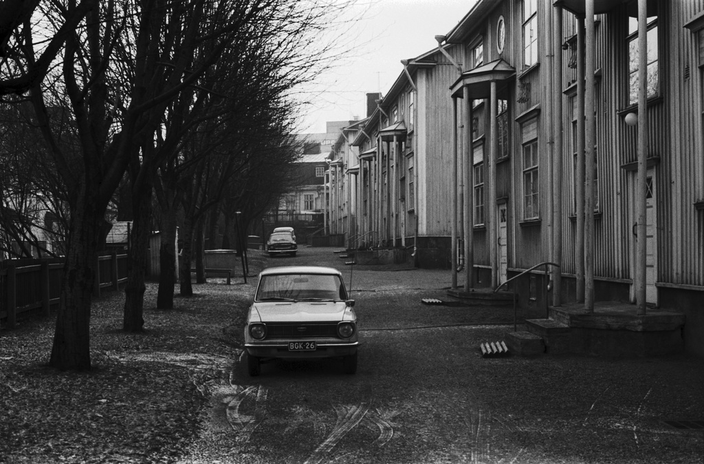 Vallila, Keuruuntie. Pysäköityjä autoja, Toyota Corolla, Ford Zephyr 4 ja Volvo Duett, puutalojen pihapiirissä Keuruuntiellä Vallilassa. Näkymä Suvannontien suunnalta kaakkoon. Lähimpänä kulmatalo Suvannontie 11. Keuruuntie 11-13, taaempana Keuruuntie 7-9.