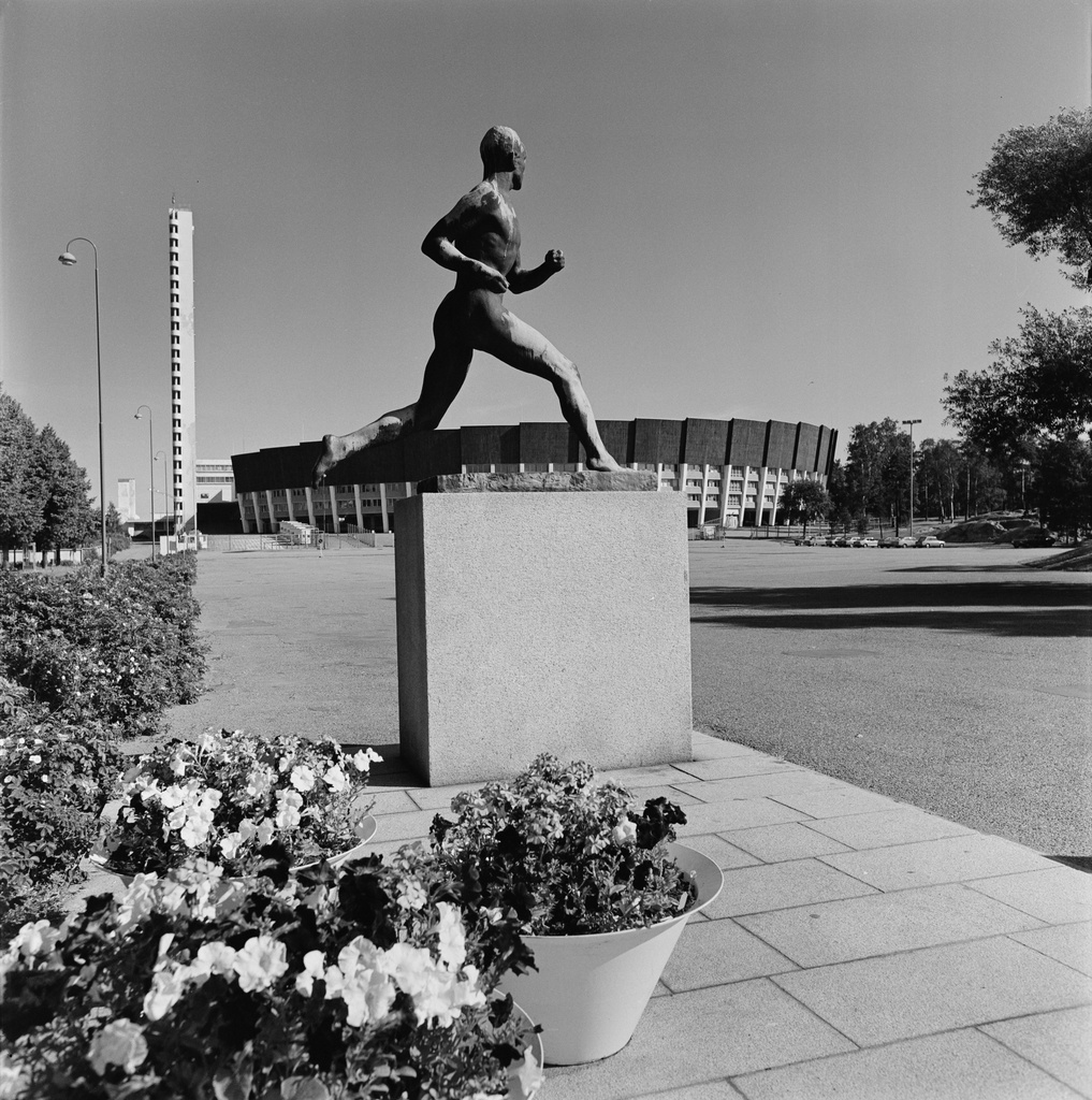 Paavo Nurmen patsas, kuvanveistäjä Wäinö Aaltonen, 1925. Paavo Nurmen kuja. Taustalla Olympiastadion.