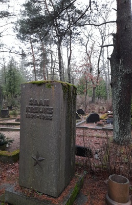 The commemoration of the revolutionary Jaan Kreuks on the cemetery of Rahumäe. rephoto