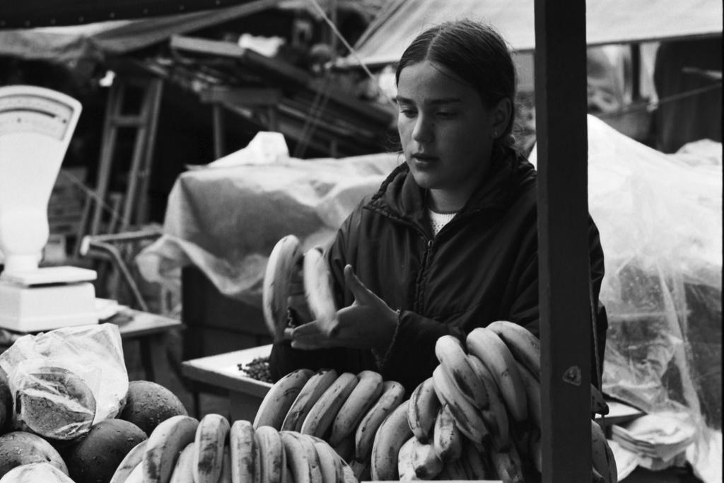 Kauppatori. Nuori nainen myymässä banaaneja sateisella Kauppatorilla.