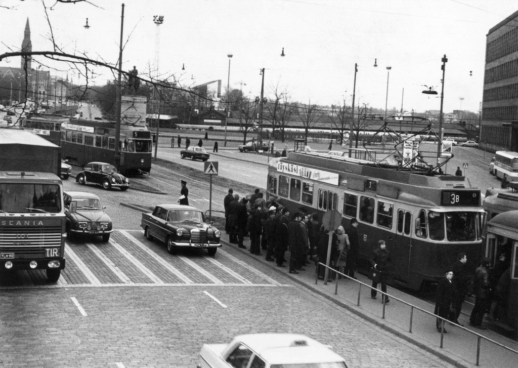 Raitiovaunuja Postitalon pysäkillä Mannerheimintiellä.