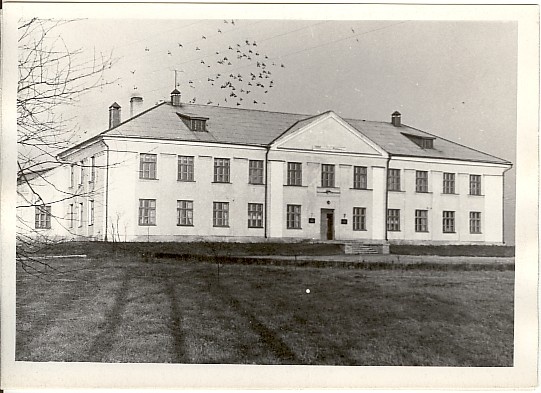 Photo, Järva-Jaani Country School in 1964.