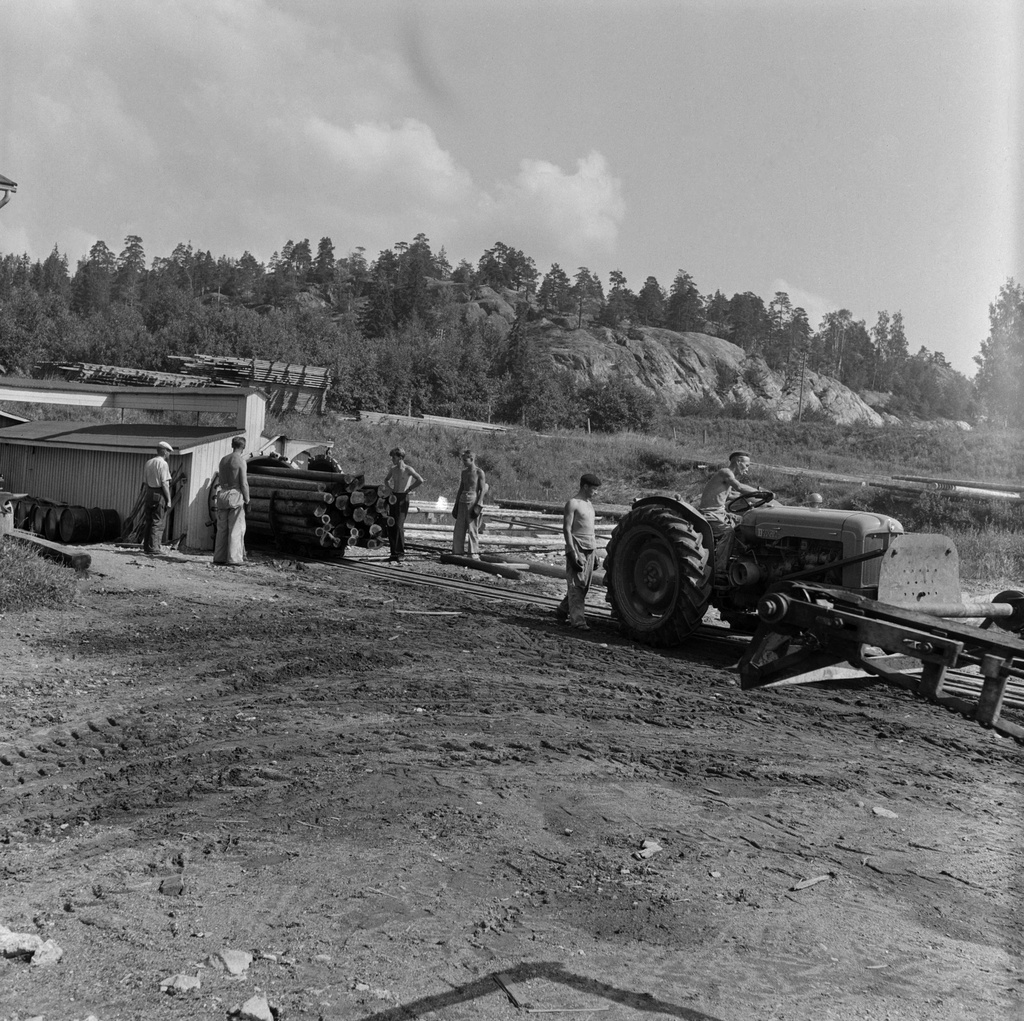 Miehiä töissä rakennustyömaalla.