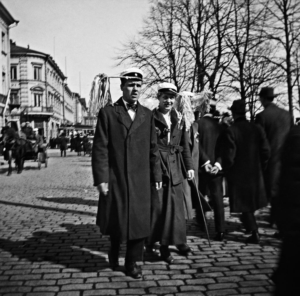 Vapunviettäjiä vappuhuiskat lakeissaan Pohjois-Esplanaadikadulla (Pohjoisesplanadilla) 1.5.1919. Kuva on julkaistu Veckans Krönikassa 10.5.1919.