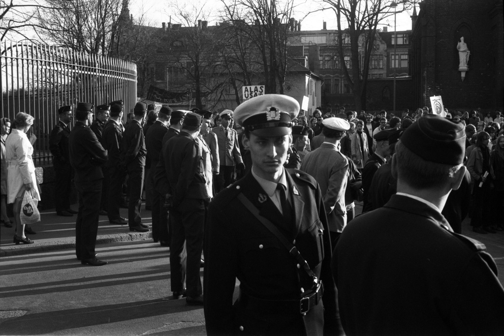 Iso Puistotie. Vietnamin sodan vastainen mielenosoituskulkue Ison Puistotien ja Puistokadun liittymässä. Poliiseja estämässä pääsyn Itäiselle Puistotielle. Taustalla oikealla Pyhän Henrikin kirkko.