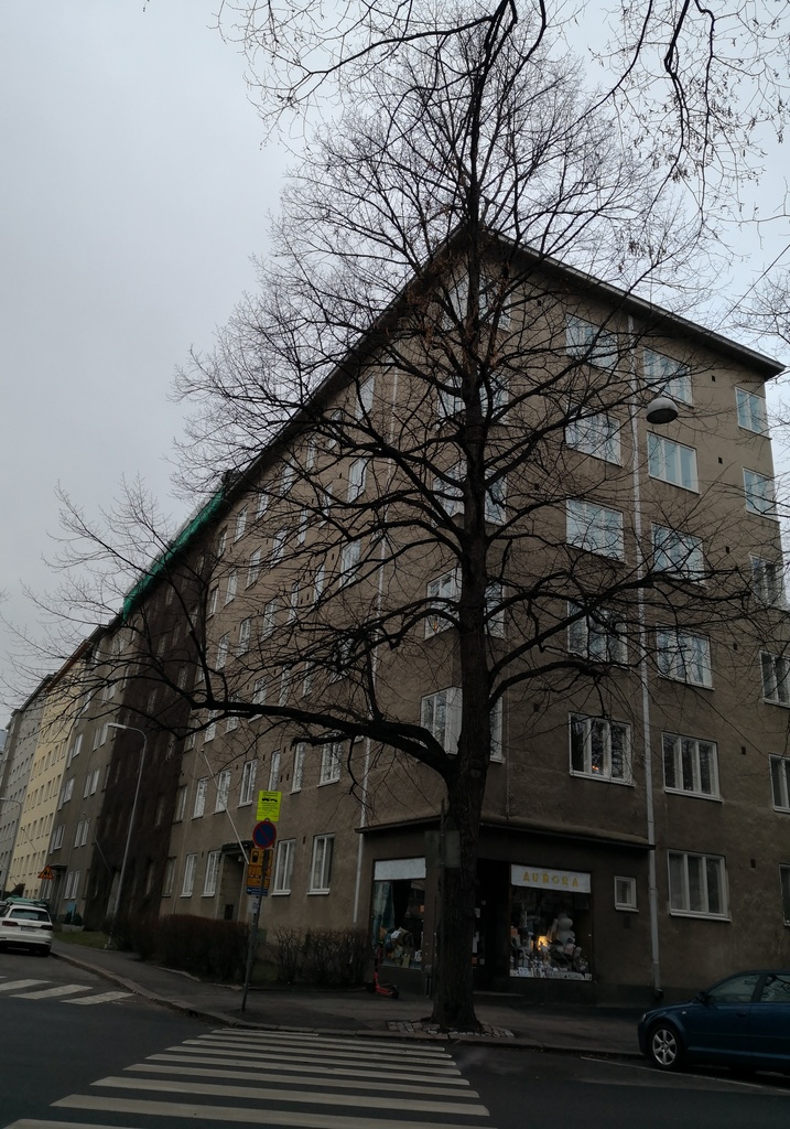 Kerrostalo Minna Canthin kadun ja Linnankoskenkadun kulmassa. Minna Canthin katu 1,3. Kivijalassa myymälä. rephoto