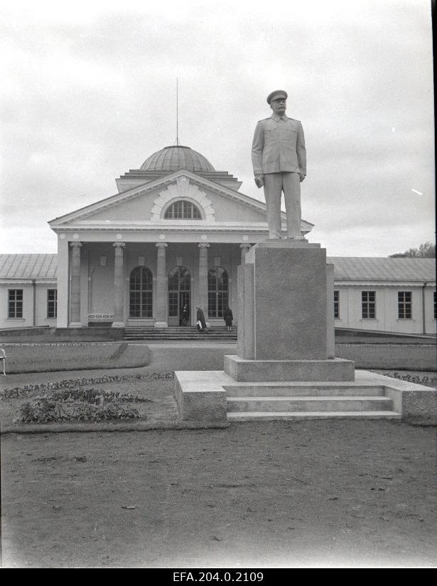 J.v. Stalin's shape in front of Pärnu mudravila.