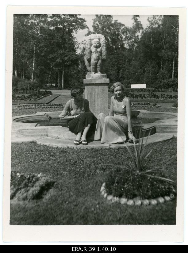 Emilie Vares and Hilda Visnapuu in front of Pärnu Mudaravila