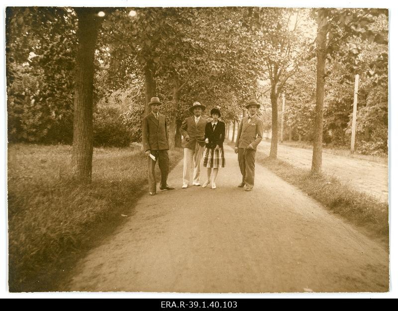 John Vares and Emilie Vares are walking in Pärnu with two gentlemen