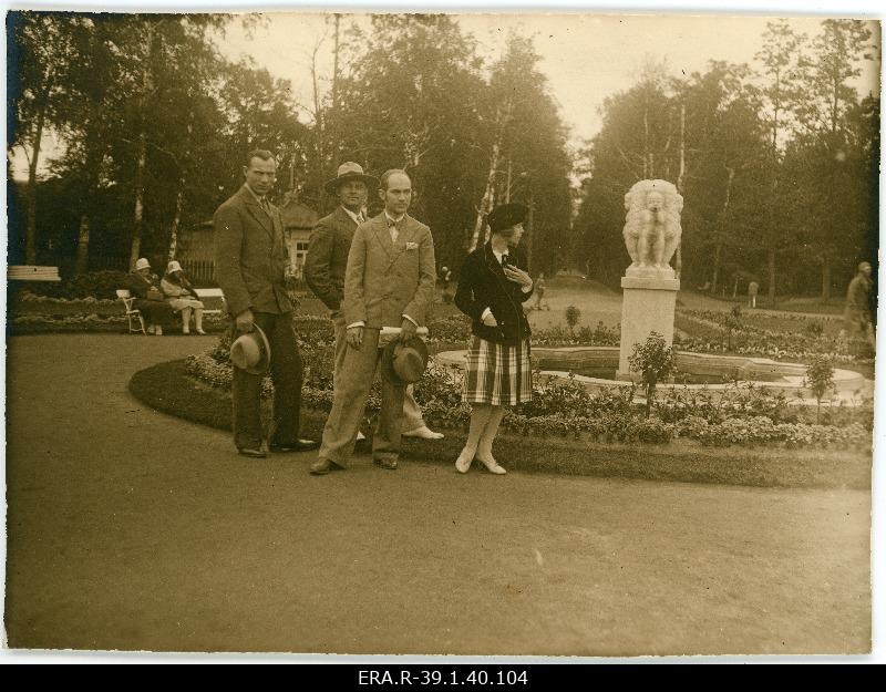 John Vares and Emilie Vares with two gentlemen in front of Pärnu Mudaravila