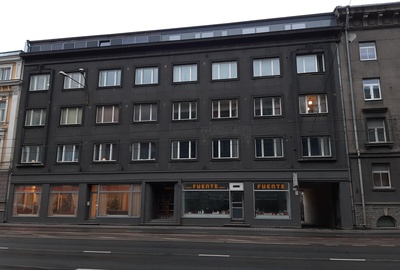 Kauplusega korterelamu Tallinnas Narva mnt 18, fassaadivaade. Arhitekt Eugen Sacharias rephoto