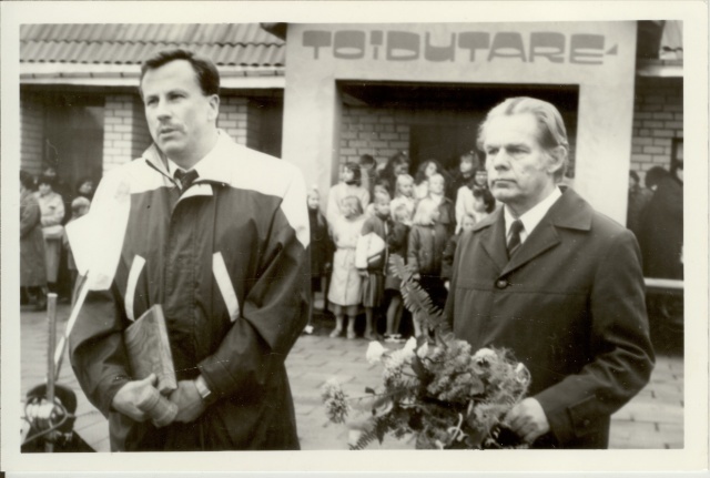 Photo granting municipality status to Järva-Jaani municipality 1991