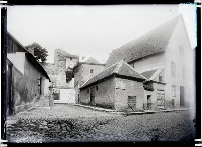 Rüütli Street - entering the laboratory of the city's bacteriology clinic, in the background of the Virgin Tower. (by the tn 22 of the Knight).  duplicate photo