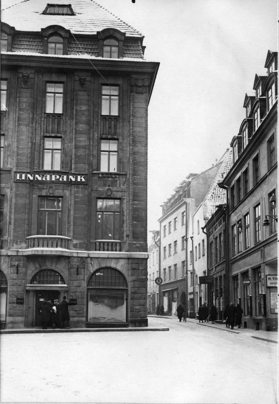 The building of the City Bank is the unified hall of Väike-Karja and Suur-Karja Street.